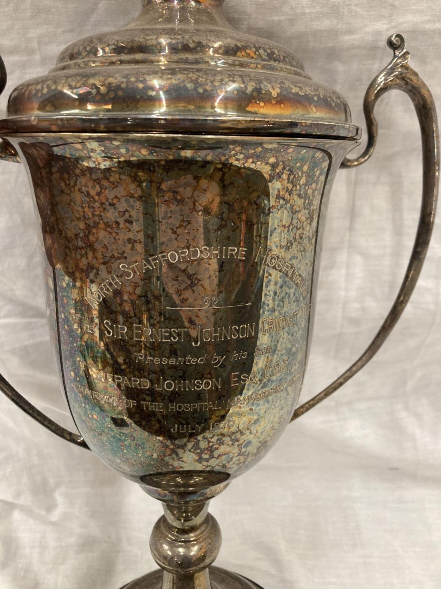 A SILVER PLATED CRICKET TROPHY 'THE SIR ERNEST JOHNSON CRICKET CUP' JULY 1970, HEIGHT APPROX 50CM - Image 2 of 7