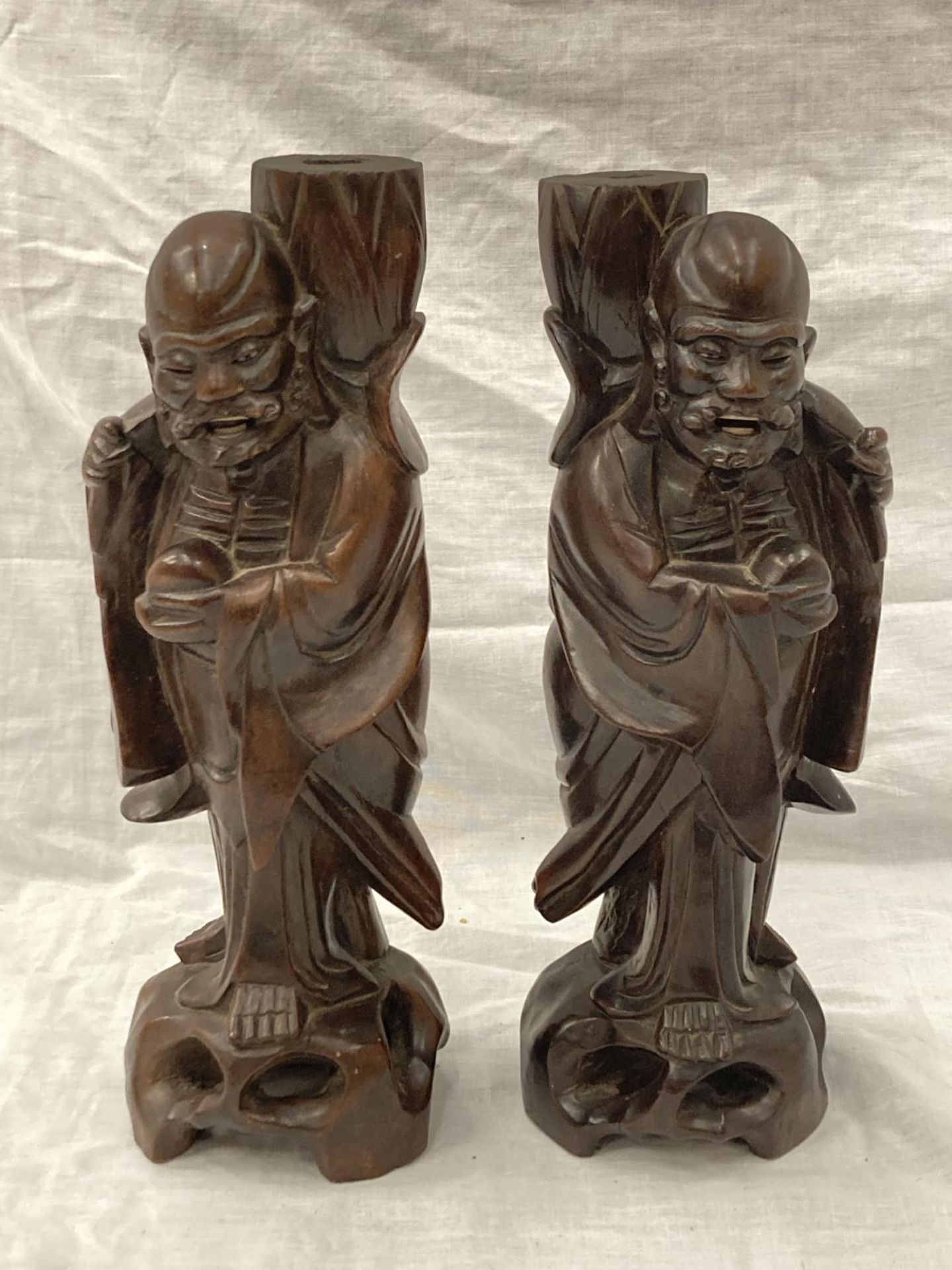 A PAIR OF HARDWOOD HAND CARVED 'MEIJI' FIGURES HEIGHT 30CM