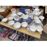 AN ASSORTMENT OF CERAMIC ITEMS TO INCLUDE A TEAPOT, GRAVY BOAT AND CUPS ETC