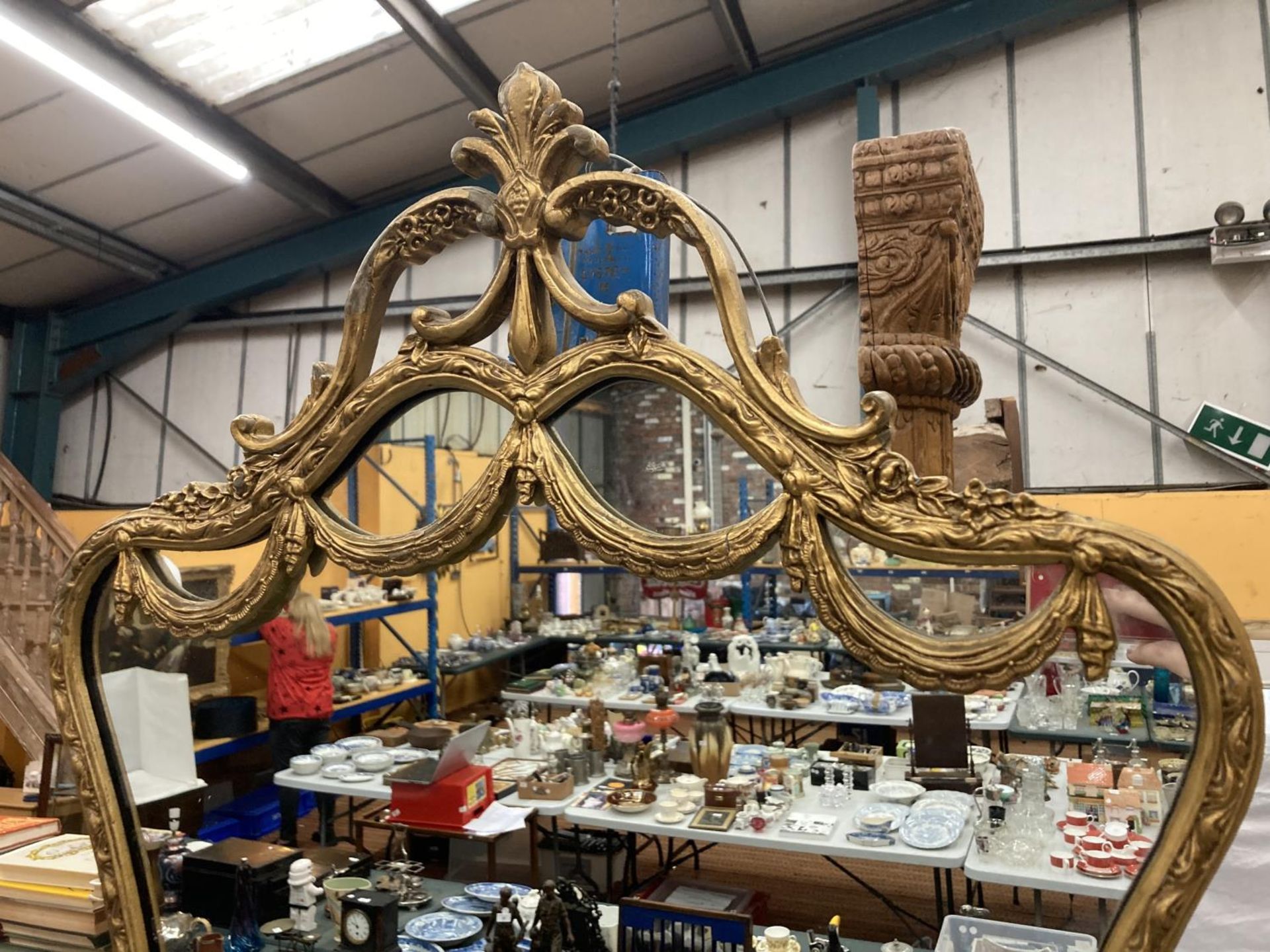 A LARGE 19TH CENTURY STYLE GILT WALL MIRROR DECORATED WITH SWAGS AND FRUIT H: 100CM - Image 3 of 4