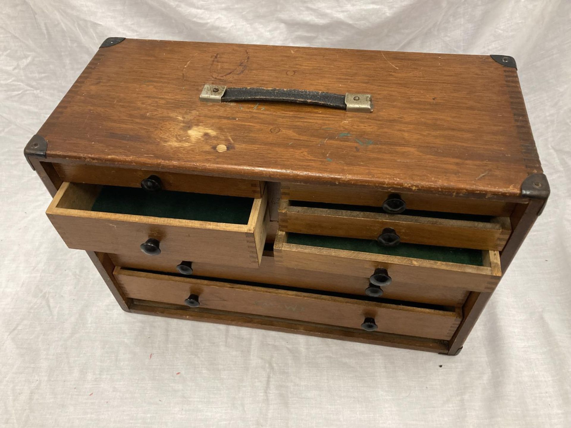 A VINTAGE MAHOGANY ENGINEERS CHEST WITH DOVE TAILED JOINTS AND METAL CORNERS. WITH MAKERS MARK M & - Image 6 of 8