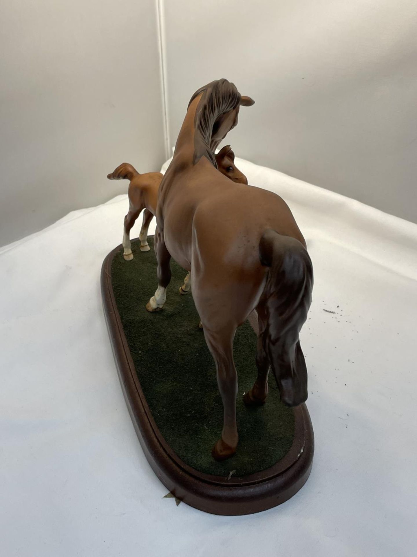 A ROYAL DOULTON MARE AND FOAL ON A PLINTH 'FIRST BORN' - Image 2 of 4