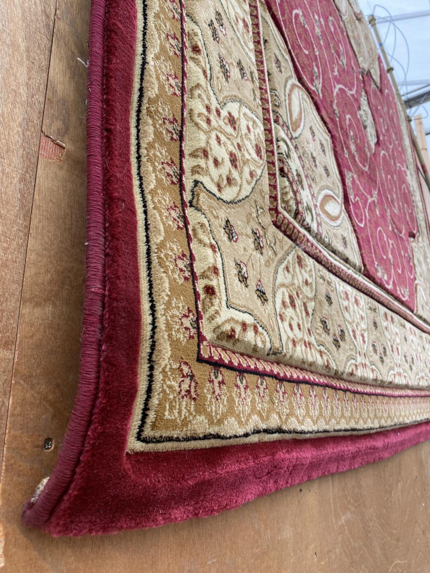 A LARGE RED AND CREAM PATTERNED RUG - Image 2 of 5