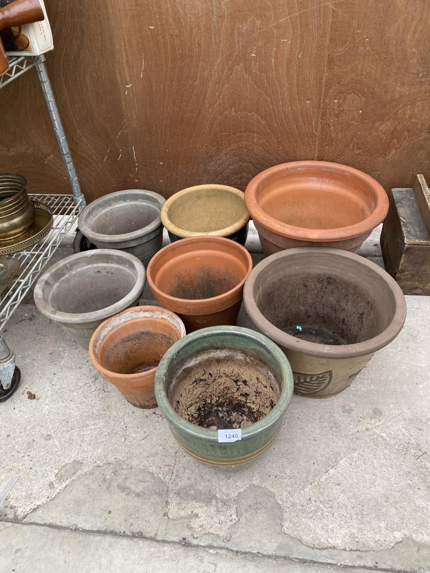 A LARGE ASSORTMENT OF TERACOTTA AND GLAZED GARDEN POTS - Image 3 of 3