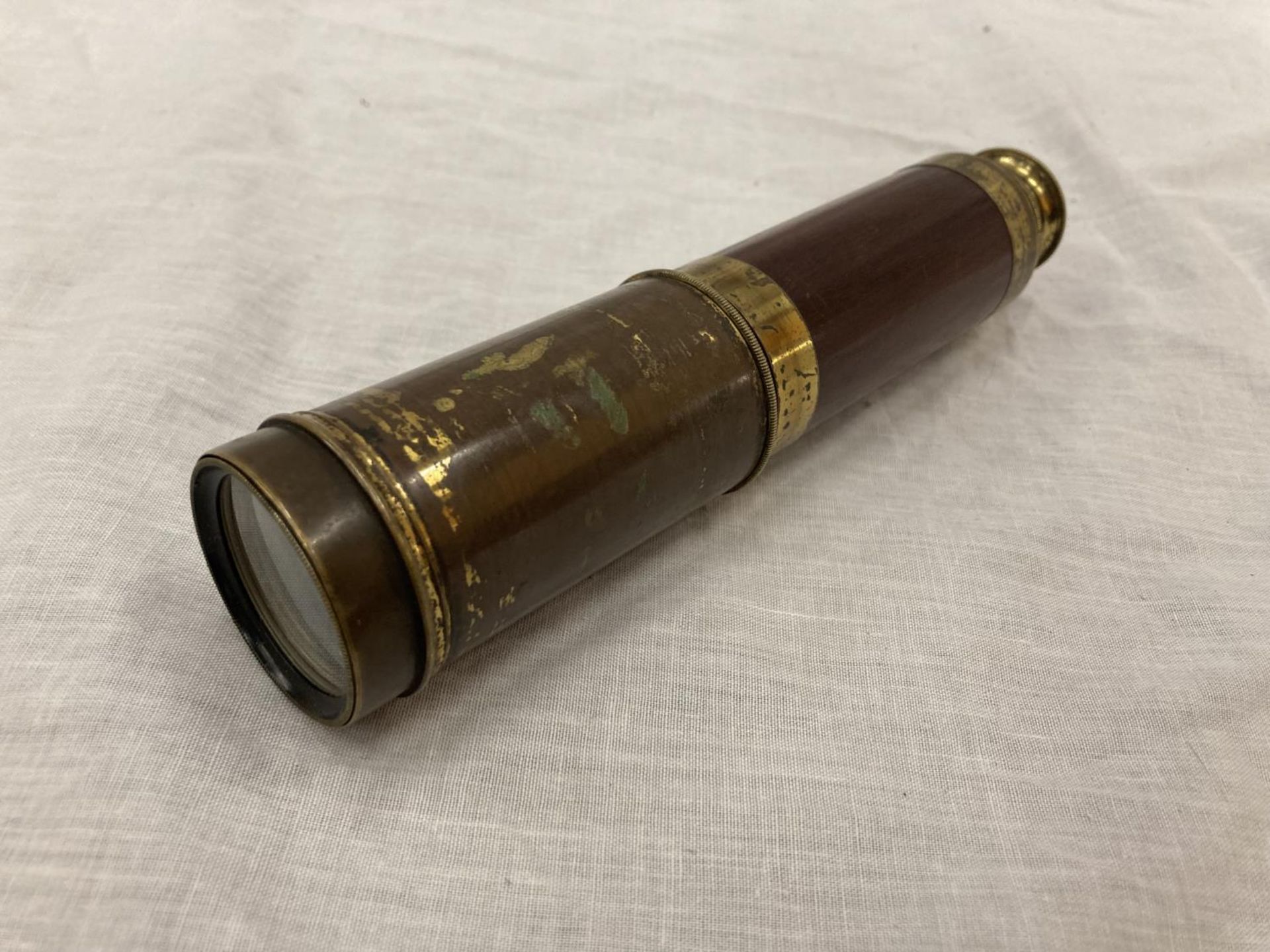 A FOUR DRAWER BRASS AND MAHOGANY VINTAGE TELESCOPE, EXTENDED LENGTH 63CM - Image 4 of 6