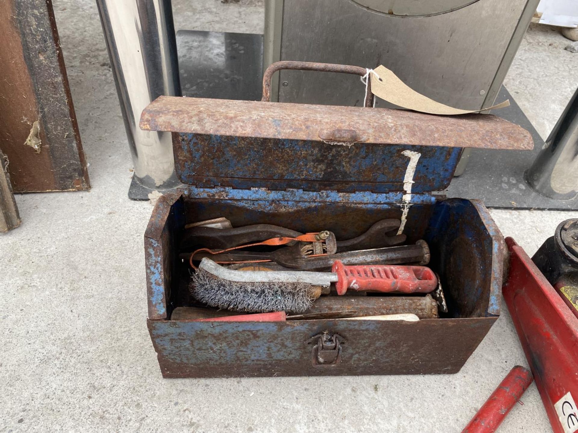 A TWO TONNE TROLLEY JACK AND A TOOL BOX WITH AN ASSORTMENT OF TOOLS - Image 2 of 3