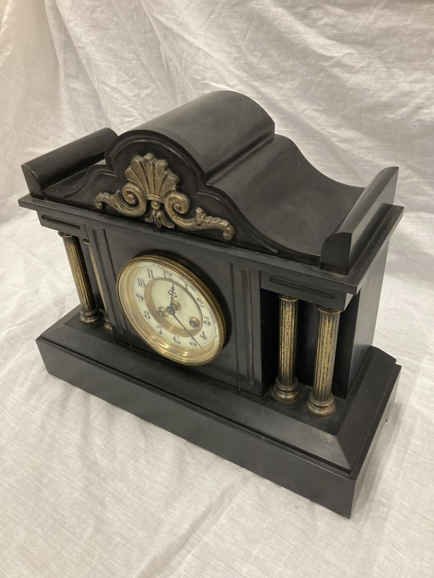 A SLATE VICTORIAN MANTLE CLOCK WITH ENAMELLED FACE, COLUMN DECORATION AND PENDULUM. WIDTH 38CM, - Image 3 of 8