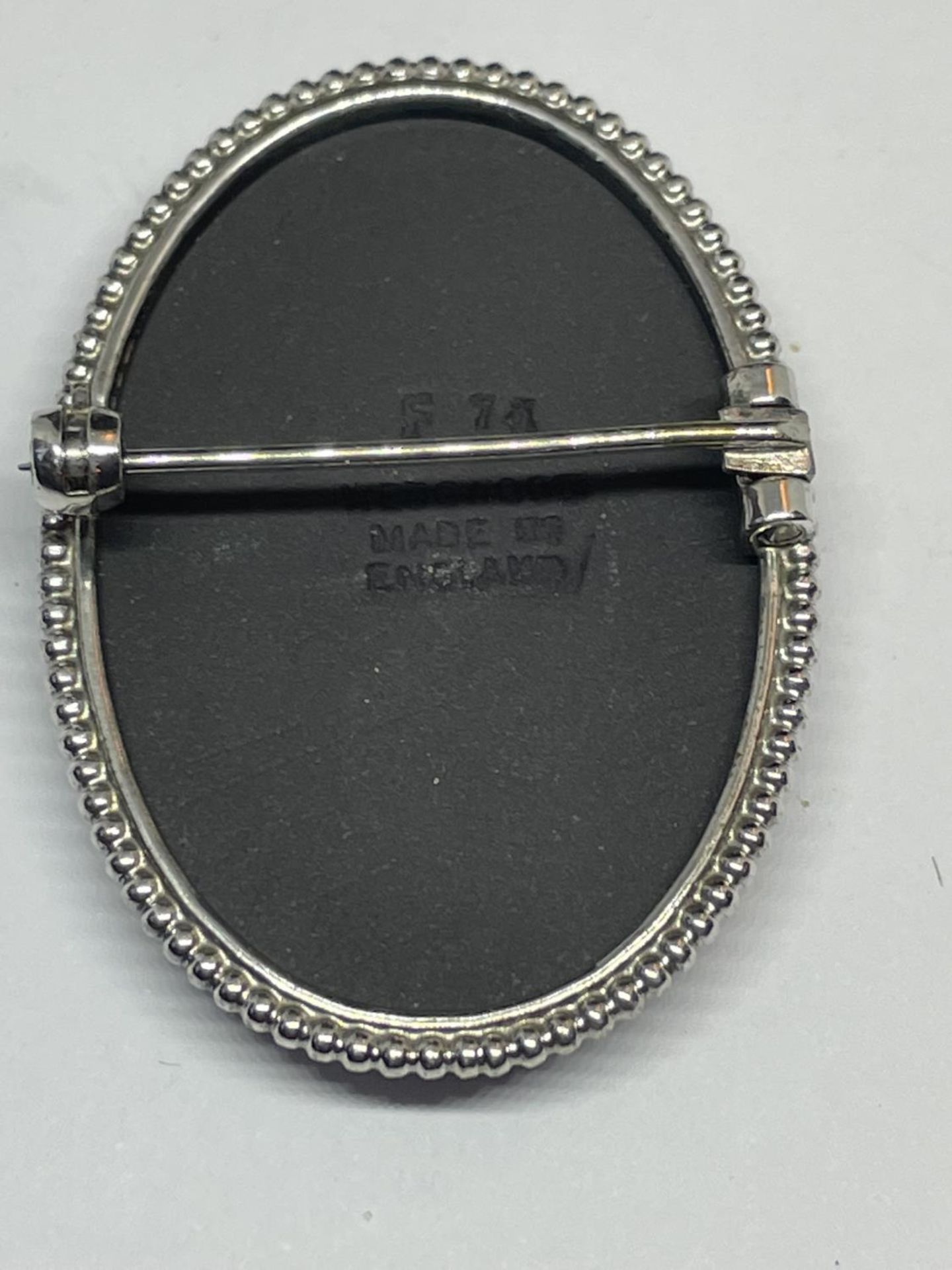 A SILVER MOUNTED BLACK WEDGWOOD JASPERWARE PLAQUE BROOCH IN A WEDGWOOD PRESENTATION BOX - Image 3 of 5