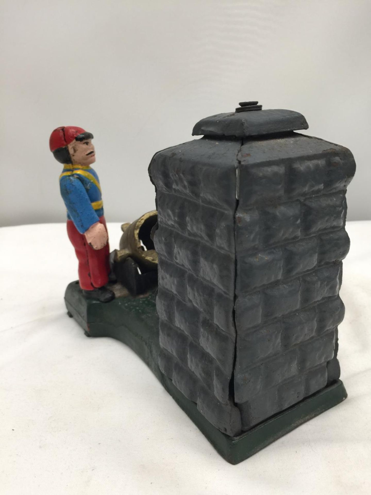 A VINTAGE STYLE CAST MONEY BOX OF A SOLDIER WITH A CANNON - Image 4 of 5