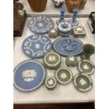 A QUANTITY OF WEDGWOOD JASPER WARE TO INCLUDE BLUE AND GREEN, PLATES, TRINKET BOXES, CANDLESTICKS,