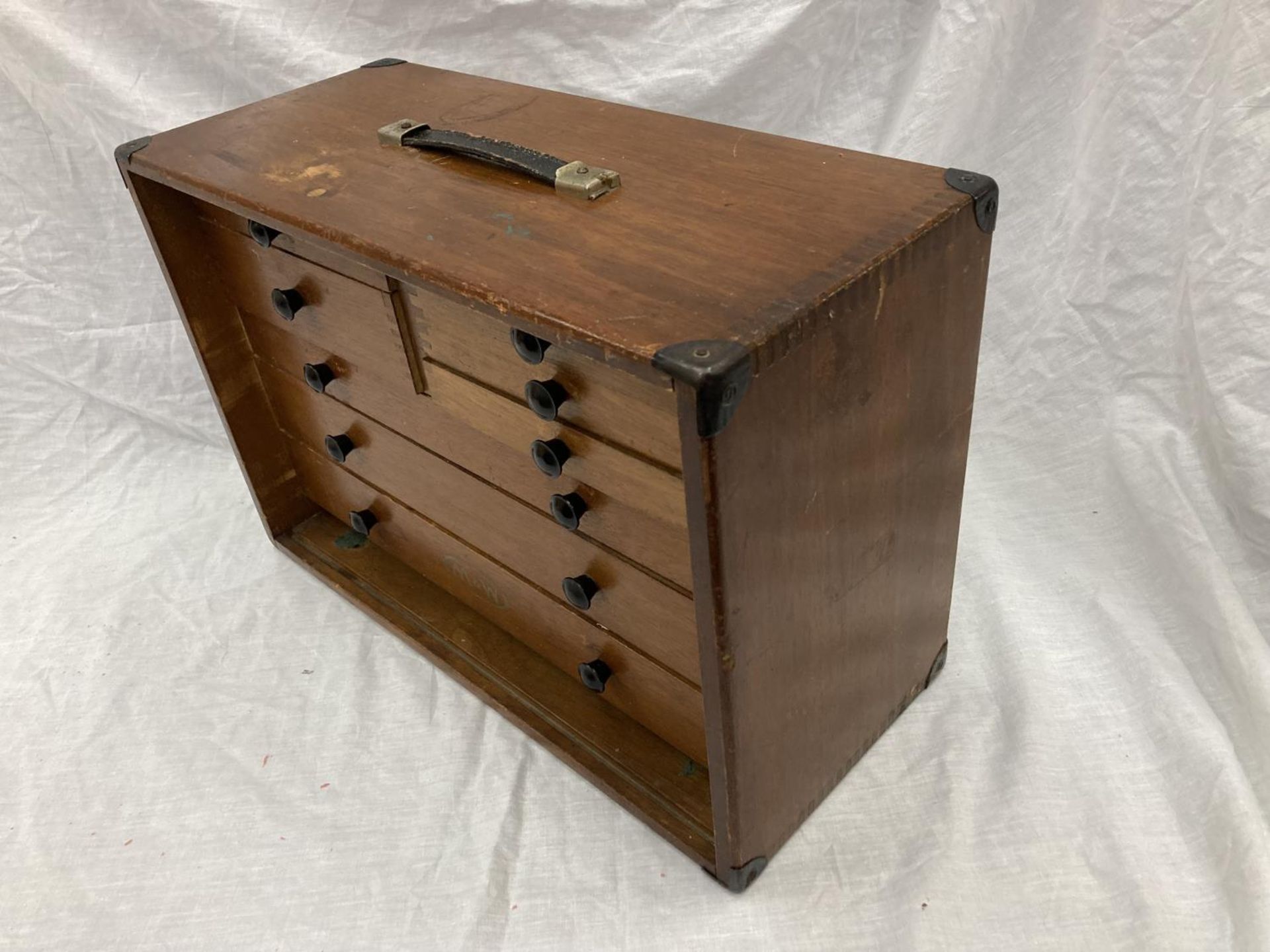 A VINTAGE MAHOGANY ENGINEERS CHEST WITH DOVE TAILED JOINTS AND METAL CORNERS. WITH MAKERS MARK M & - Image 4 of 8