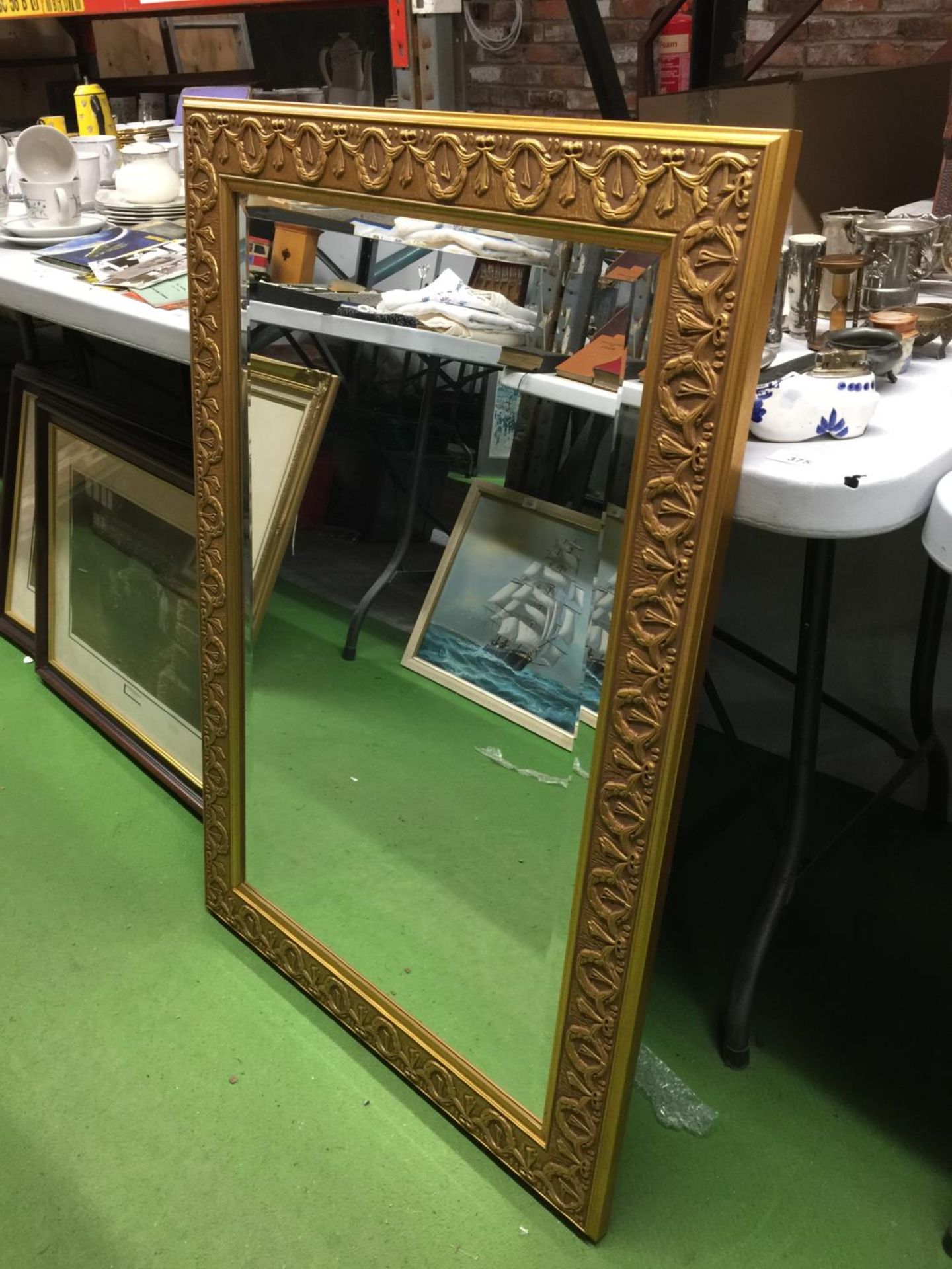 A LARGE GILT FRAMED VINTAGE STYLE MIRROR WITH BEVELLED GLASS 95CM X 65CM