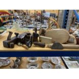 A QUANTITY OF ITEMS TO INCLUDE A VINTAGE PLANE, LAMP, HIP FLASK, CHEESE BOARD, ETC