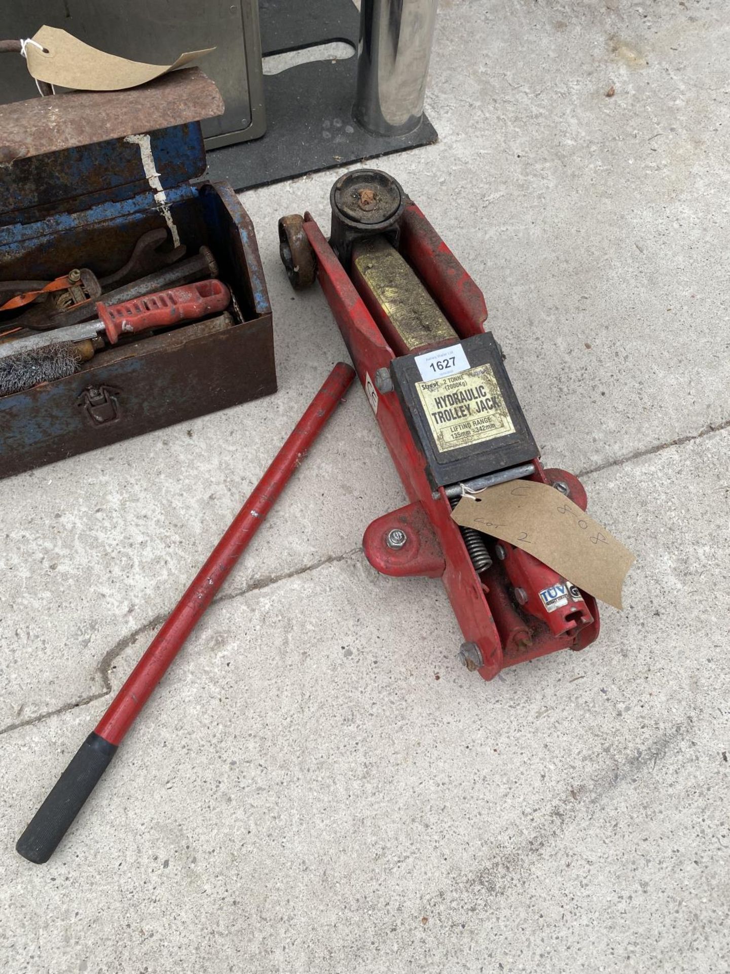 A TWO TONNE TROLLEY JACK AND A TOOL BOX WITH AN ASSORTMENT OF TOOLS - Image 3 of 3