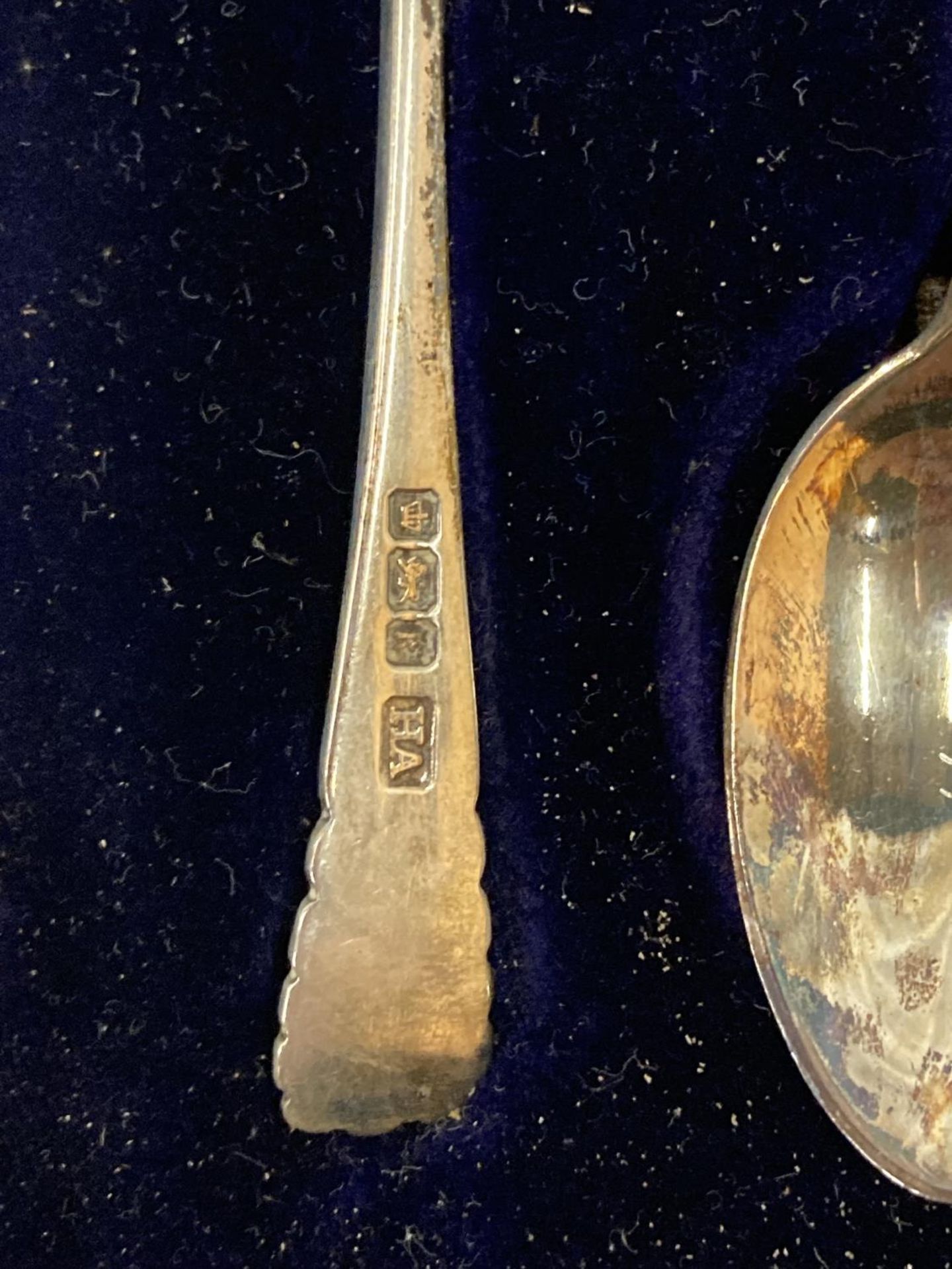 SIX HALLMARKED SHEFFIELD TEASPOONS IN A LEATHER BOX WITH THE NAME, HENRY PIDDUCK & SONS - Image 3 of 3