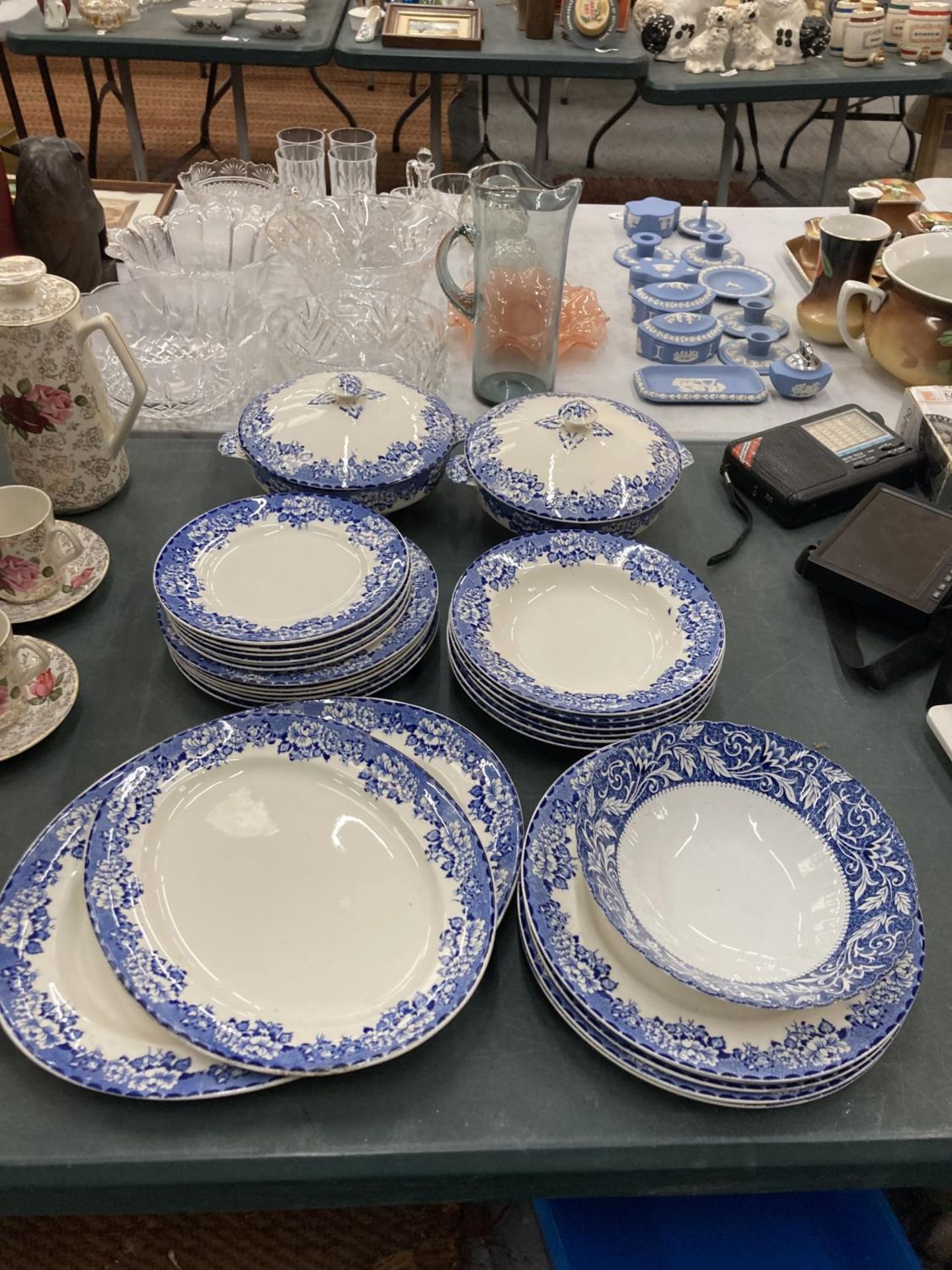 A QUANTITY OF BRITANNIA BLUE AND WHITE DINNER WARE TO INCLUDE PLATES, TUREENS, BOWLS, ETC