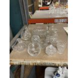 A COLLECTION OF CRYSTAL GLASSWARE TO INCLUDE AN ETCHED GLASS BOWL AND BRANDY GLASS, BOWLS, OIL