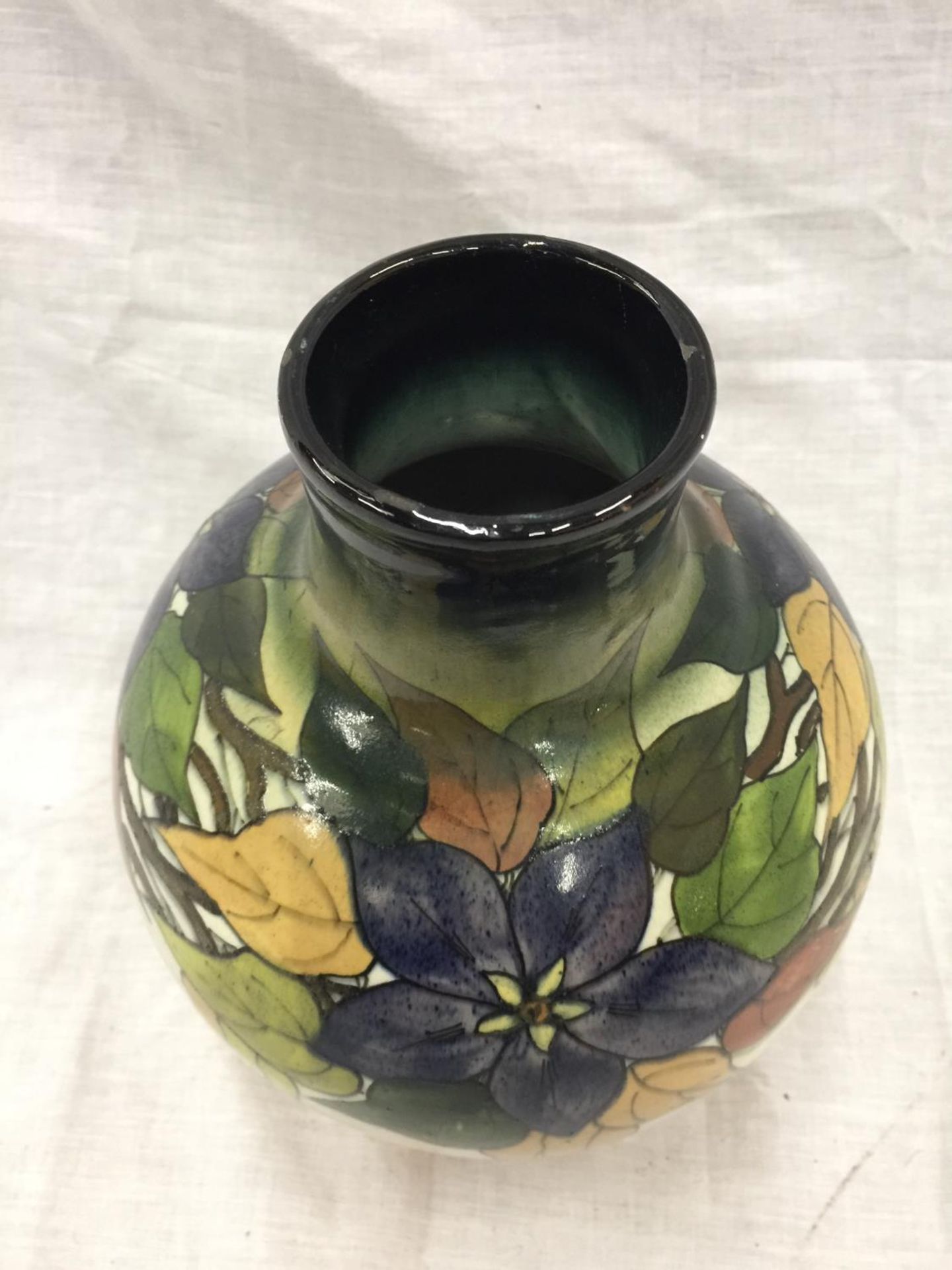 A SCHRAMBERG SMF BULBOUS VASE WITH MOORCROFT STYLE DECORATION - Image 3 of 4