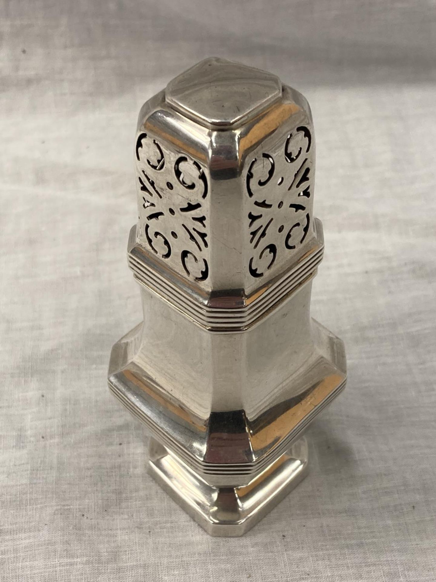 A HALLMARKED SHEFFIELD SILVER SUGAR SIFTER HEIGHT 16CM - Image 5 of 5