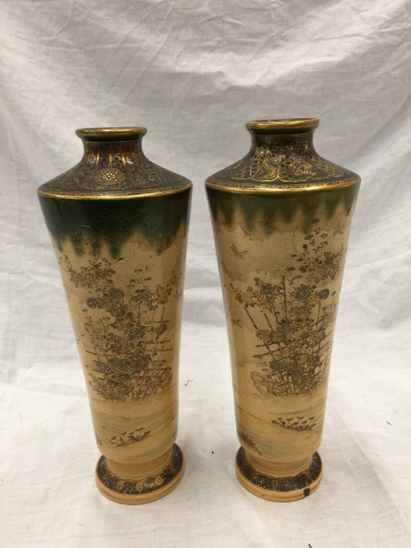 A PAIR OF ORIENTAL CLOISONNE VASES DECORATED WITH CHINOISERIE CHRYSANTHEMUMS AND GREEN ENAMELLING TO - Image 3 of 10