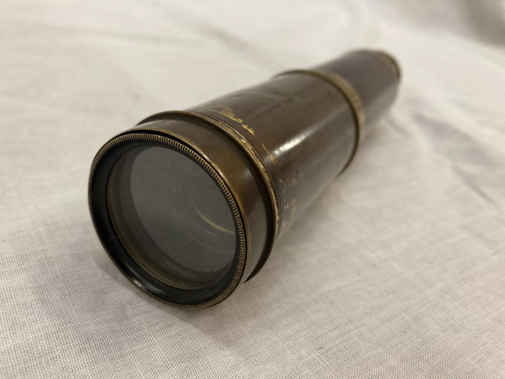A FOUR DRAWER BRASS AND MAHOGANY VINTAGE TELESCOPE, EXTENDED LENGTH 63CM - Image 6 of 6
