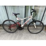 A GENTS AMIGO 926 MOUNTAIN BIKE WITH FRONT AND REAR SUSPENSION AND 18 SPEED GEAR SYSTEM