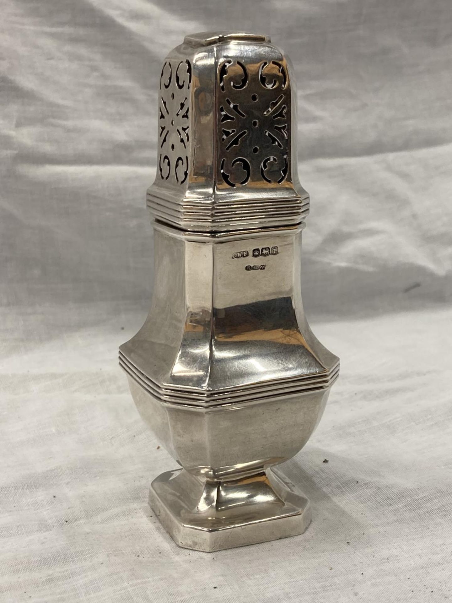 A HALLMARKED SHEFFIELD SILVER SUGAR SIFTER HEIGHT 16CM - Image 2 of 5