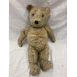 A VINTAGE MUCH LOVED TEDDY BEAR WITH JOINTED LIMBS, GROWLER (NOT WORKING) HEIGHT 50CM