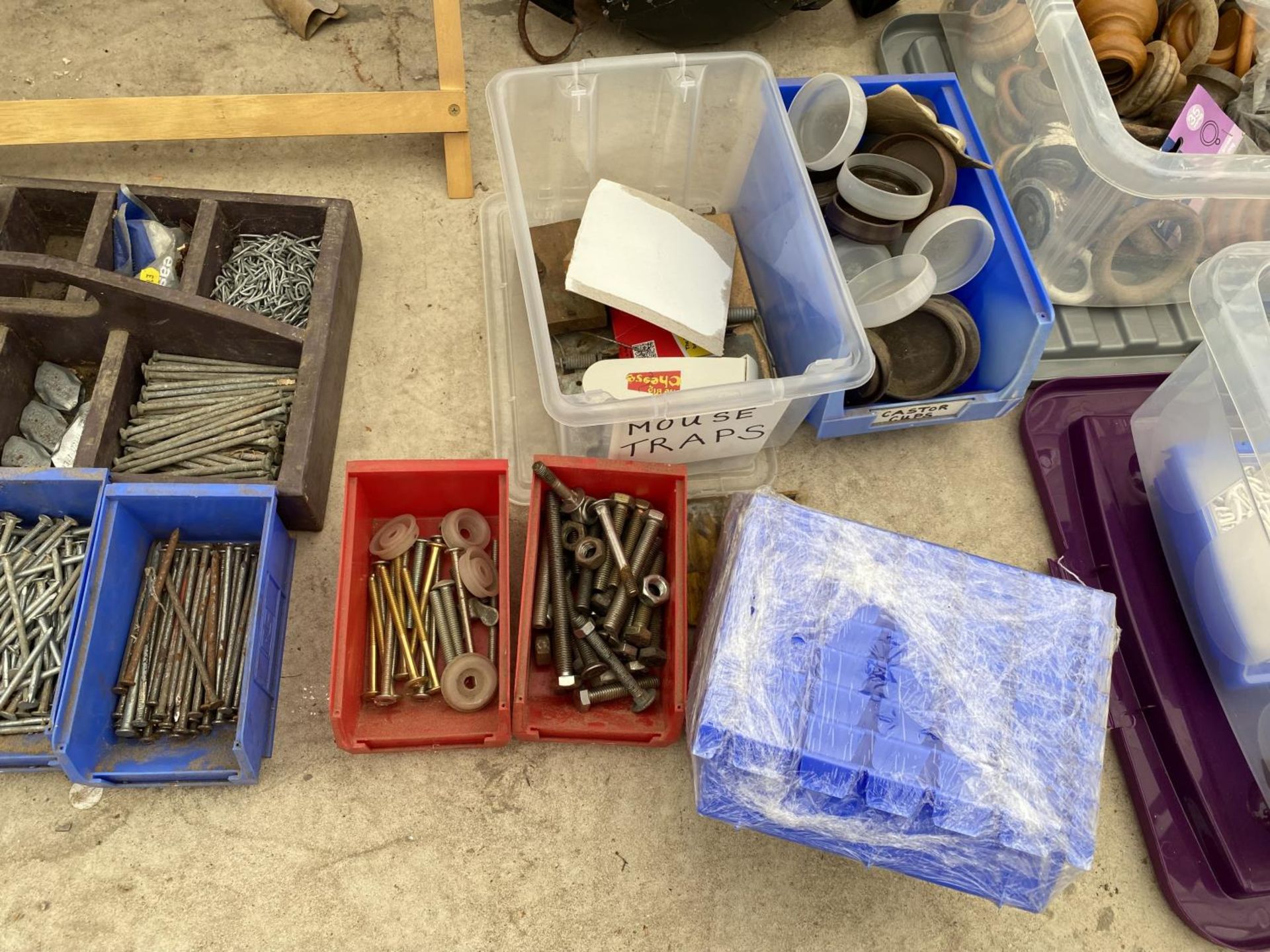 A QUANTITY OF PLASTIC LIN BINS AND STORAGE CONTAINERS WITH AN ASSORTMENT OF HARDWARE TO INCLUDE - Image 3 of 3