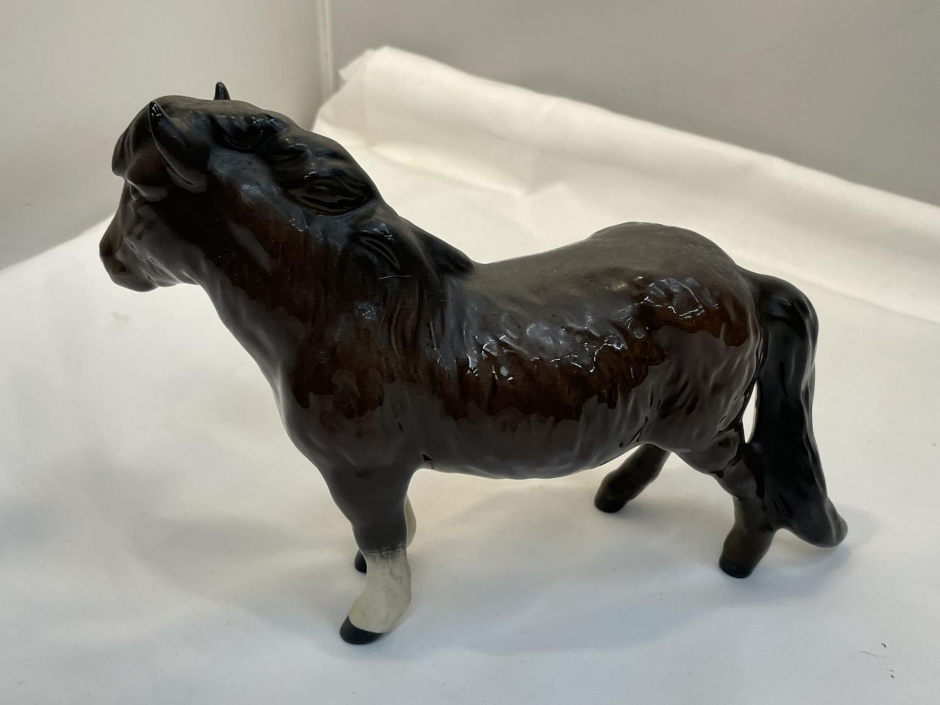 A ROYAL DOULTON BAY GLOSS SHETLAND PONY - Image 3 of 4