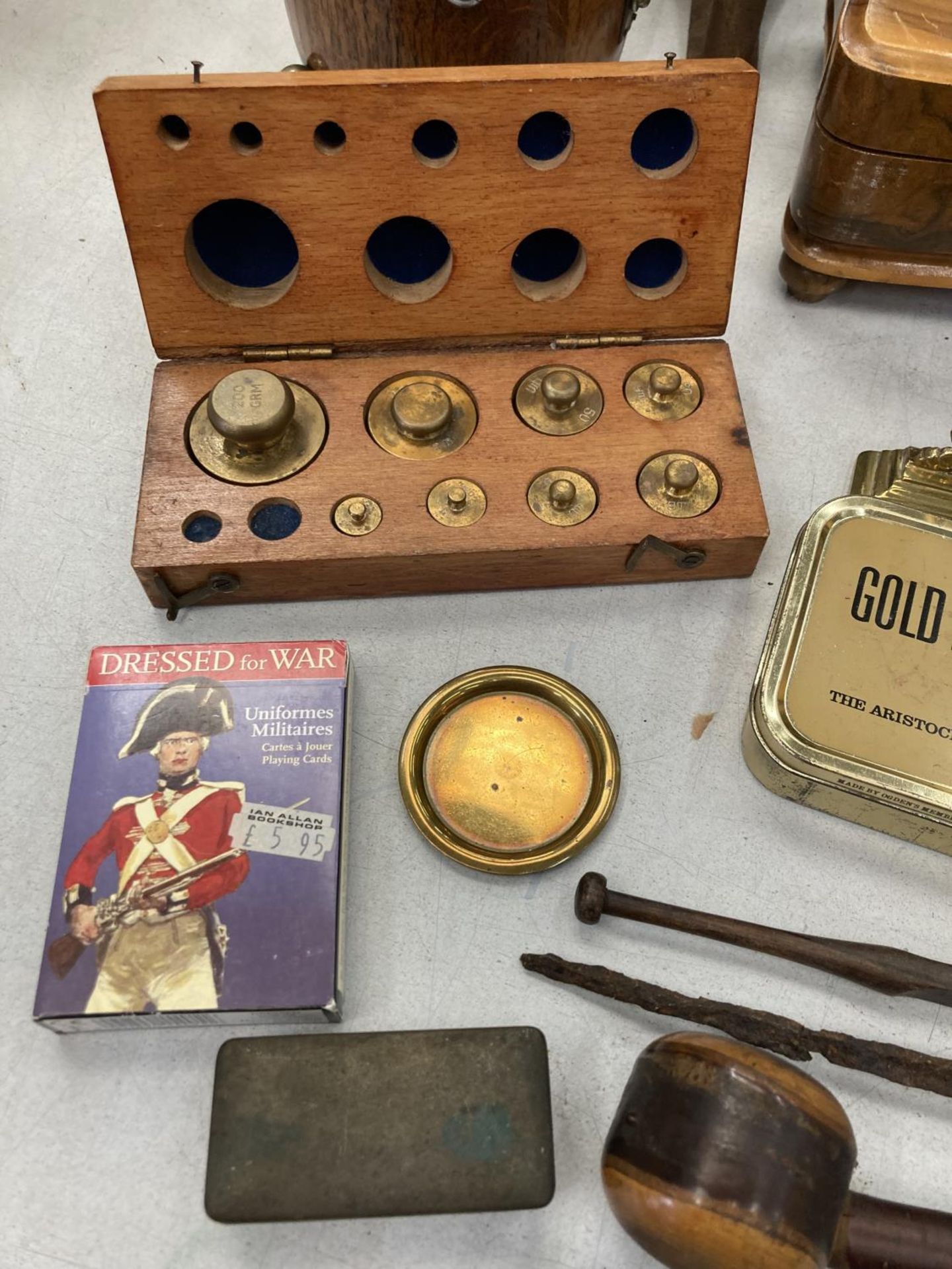 A QUANTITY OF COLLECTABLE ITEMS TO INCLUDE A PIPE BOX, SET OF BOXED WEIGHTS, VINTAGE IRONS, - Image 3 of 4