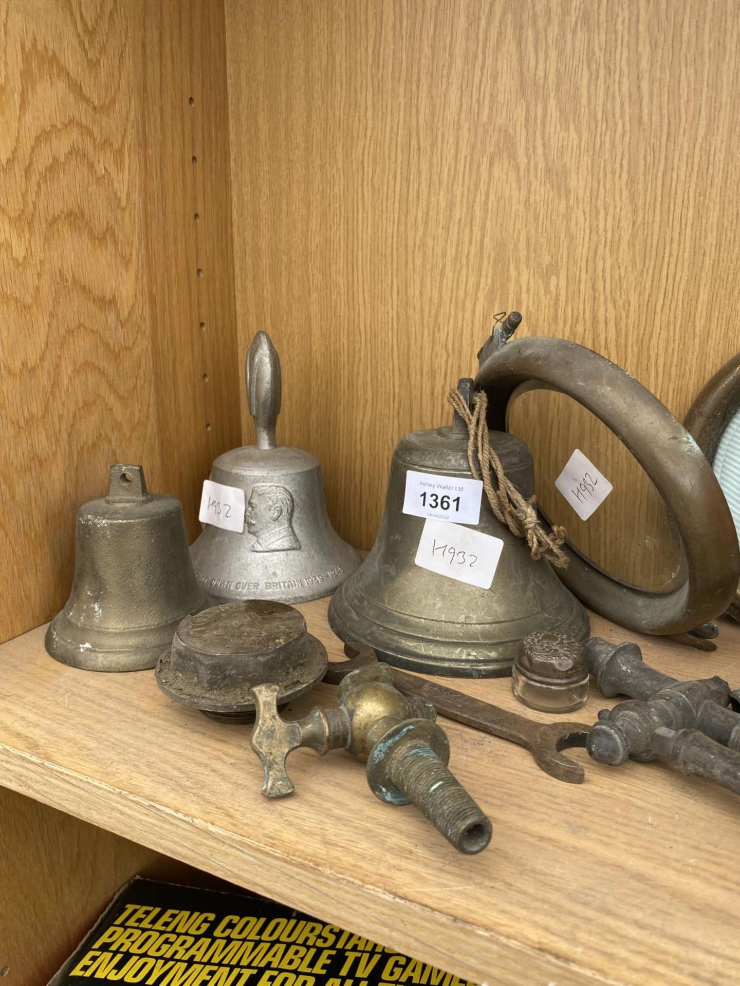 AN ASSORTMENT OF ITEMS TO INCLUDE A BRASS BELL, MILITARY BUTTONS AND BRASS TAPS ETC - Image 2 of 4
