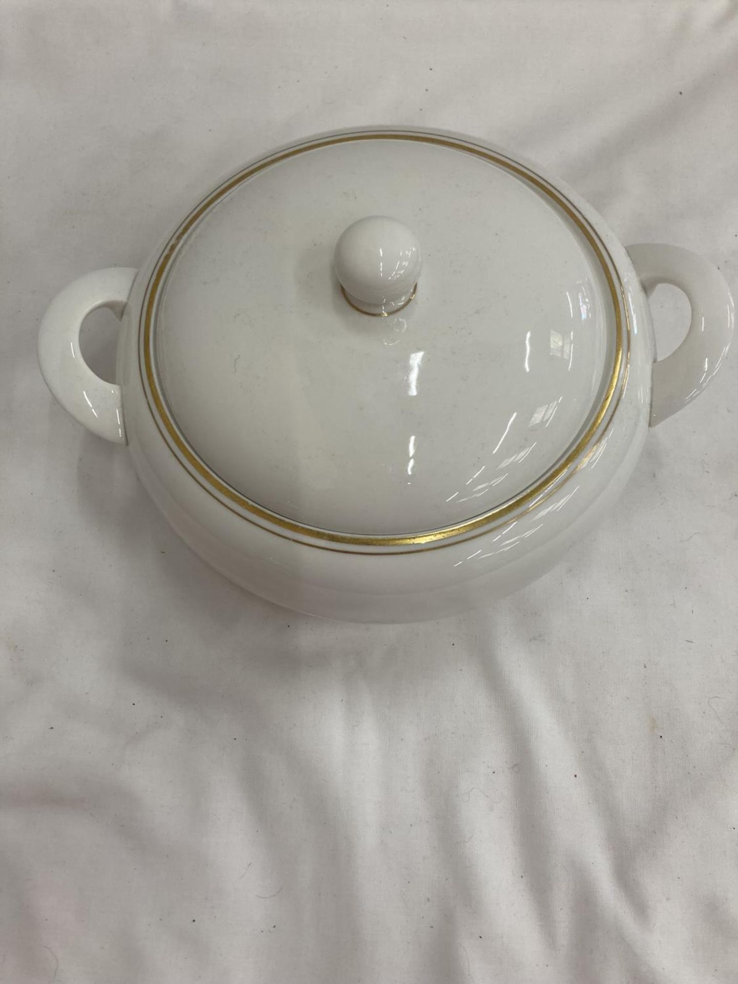 A ROYAL DOULTON PROTOTYPE TUREEN WITH LID - Image 2 of 4