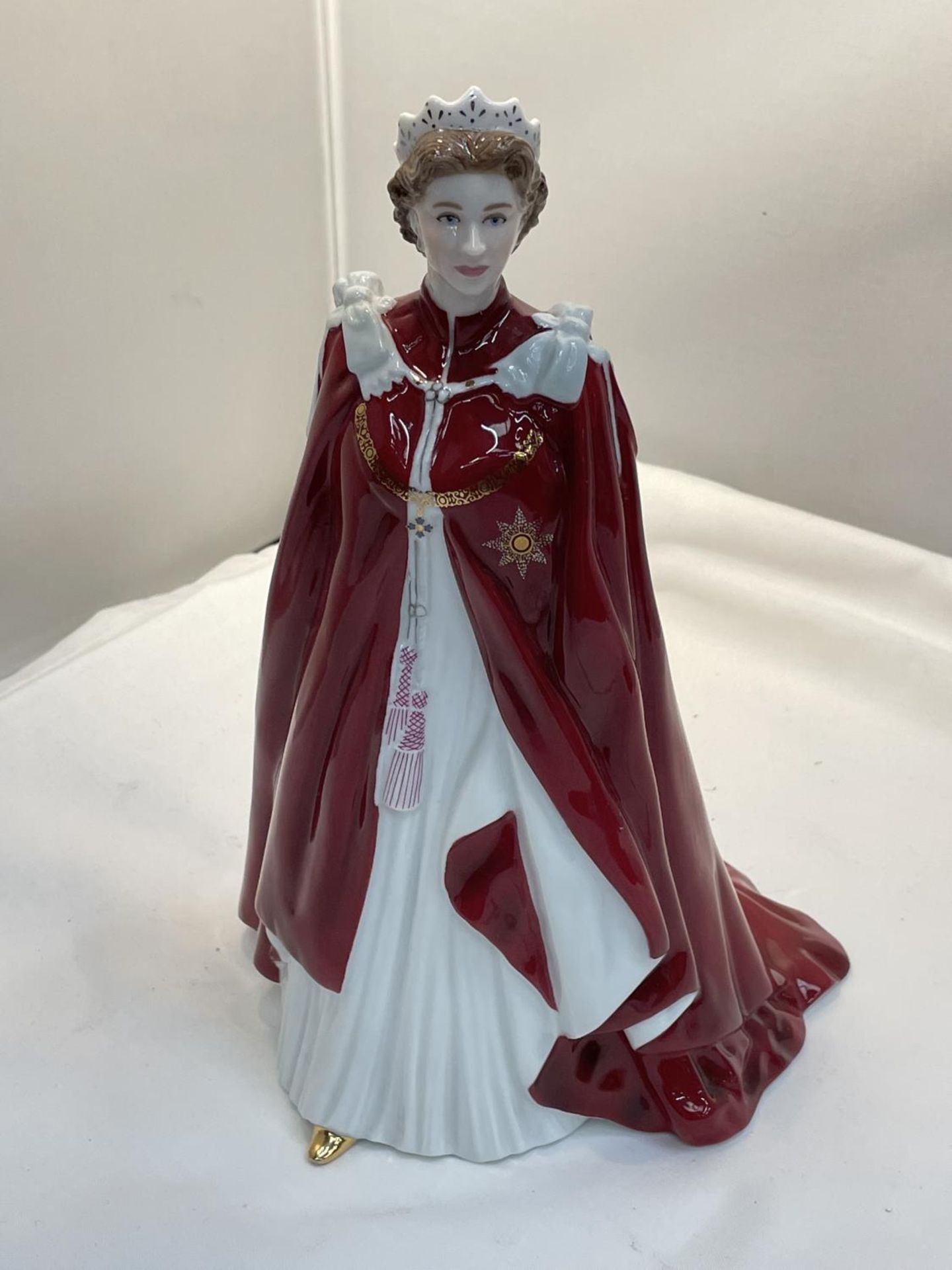 A ROYAL WORCESTER FIGURE OF THE QUEEN TO CELEBRATE HER 80TH BIRTHDAY 2006