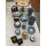 A QUANTITY OF WEDGWOOD JASPERWARE TO INCLUDE TRINKET BOXES, SMALL VASES, ETC PLUS A CAKE STAND, PILL