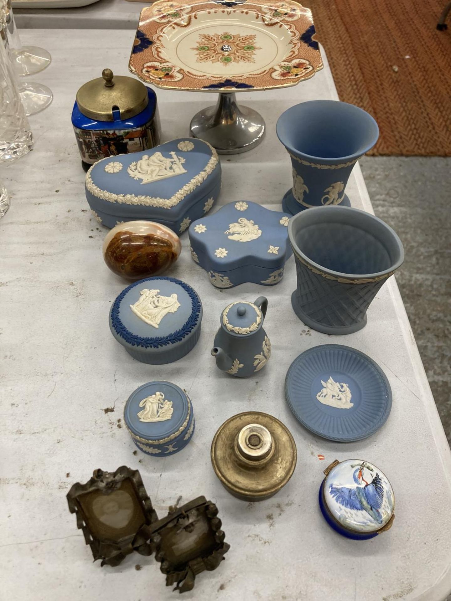A QUANTITY OF WEDGWOOD JASPERWARE TO INCLUDE TRINKET BOXES, SMALL VASES, ETC PLUS A CAKE STAND, PILL