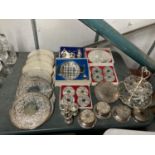 A QUANTITY OF SILVER PLATED ITEMS TO INCLUDE PLACE MATS AND COASTERS, BOXED CRUET SET, CAKE STAND