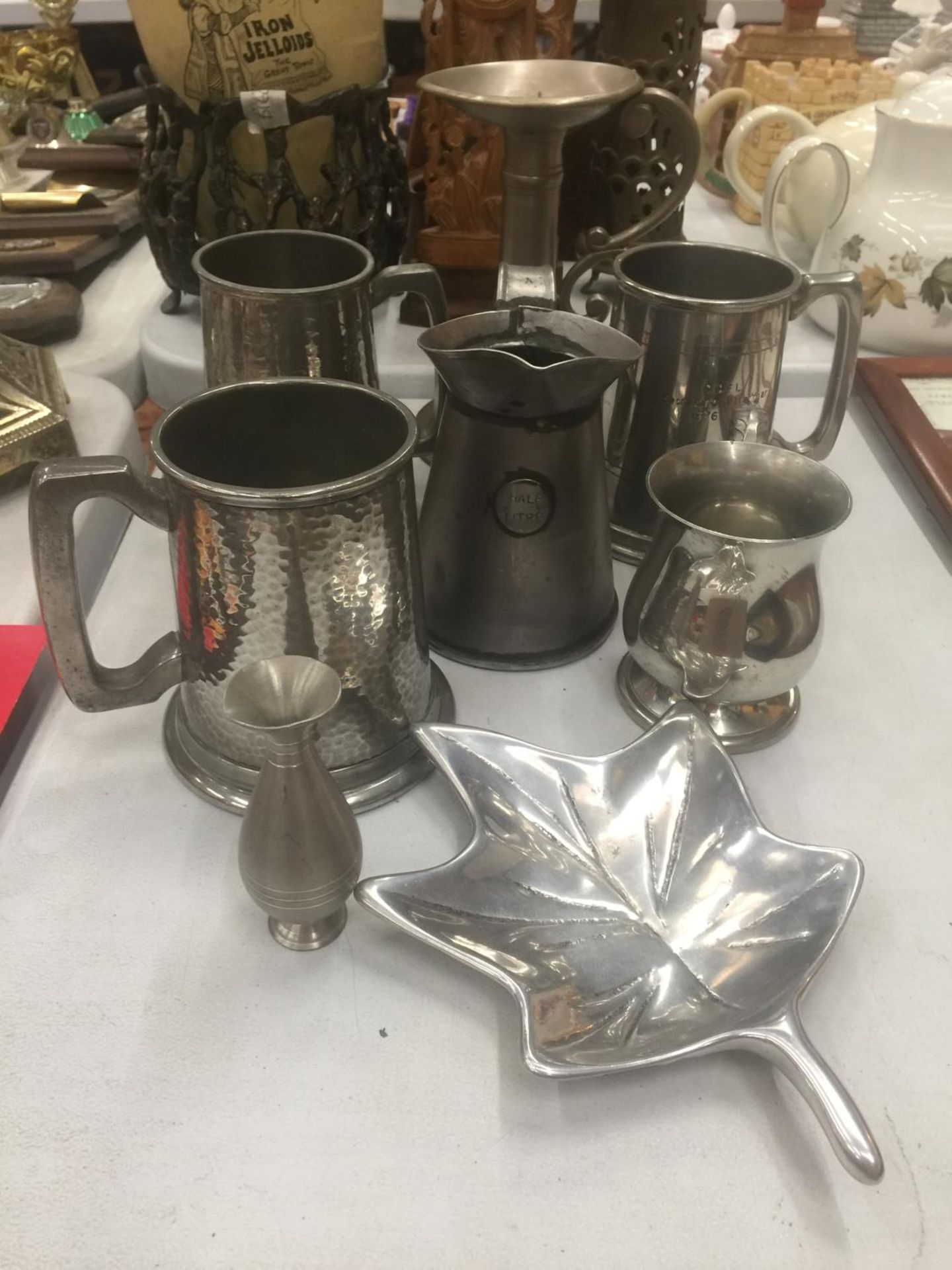 A QUANTITY OF PEWTER TO INCLUDE TANKARDS, CANDLESTICK, ETC