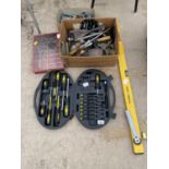 AN ASSORTMENT OF TOOLS TO INCLUDE A SCREW DRIVER SET, PAINT SCRAPPERS AND A SPIRIT LEVEL ETC