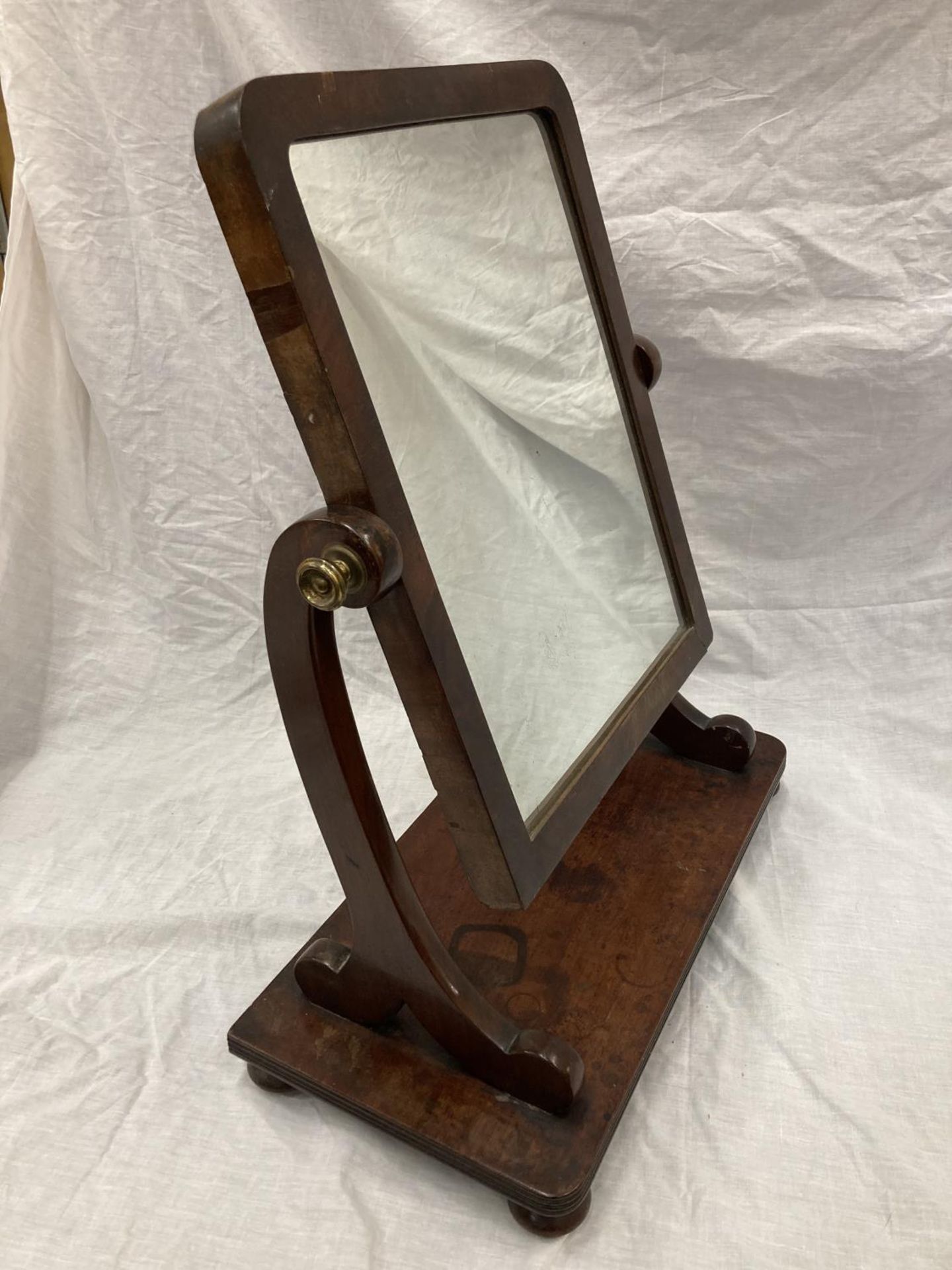 A VICTORIAN MAHOGANY DRESSING TABLE MIRROR ON BUN FEET - Image 3 of 4