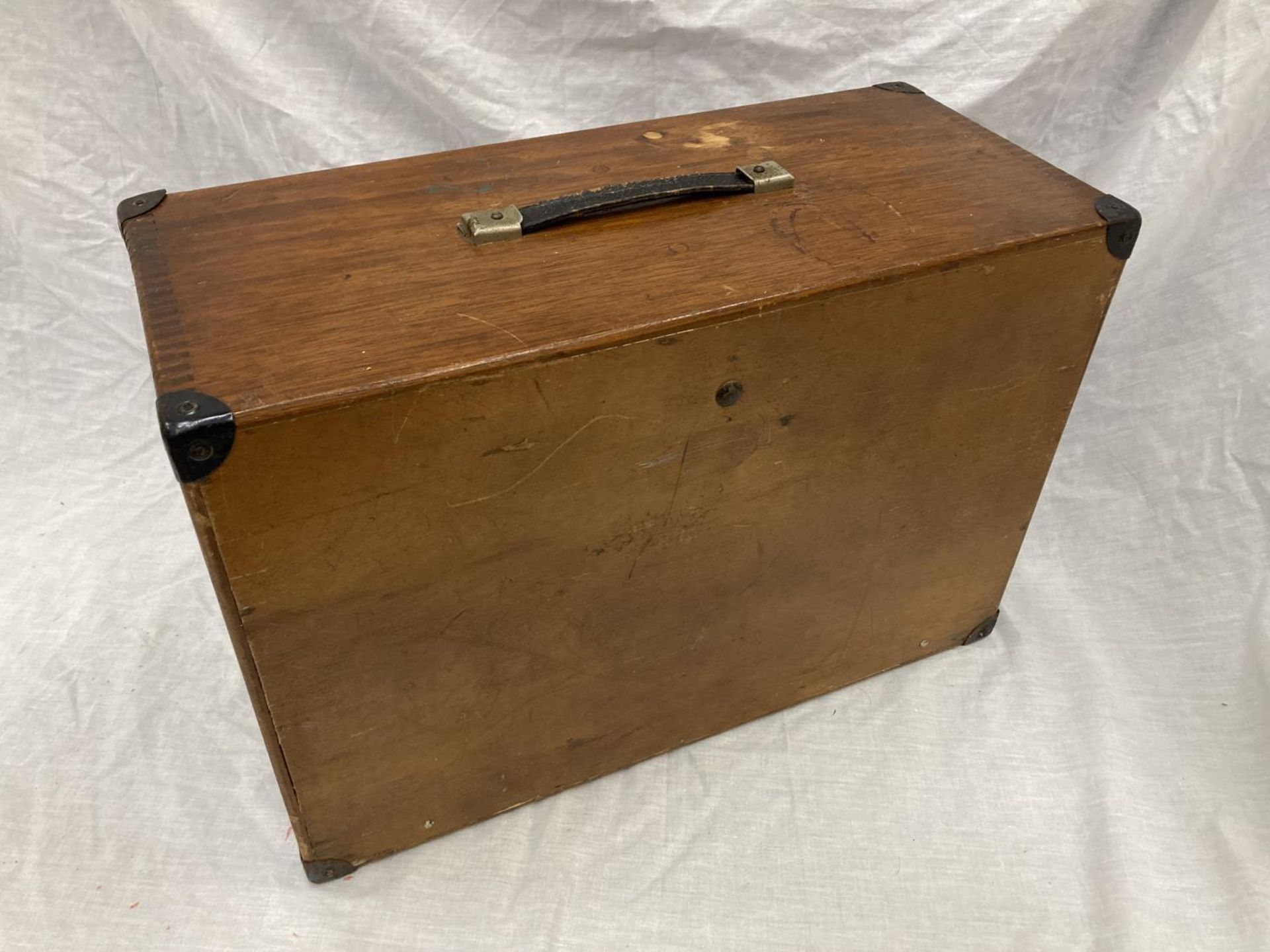 A VINTAGE MAHOGANY ENGINEERS CHEST WITH DOVE TAILED JOINTS AND METAL CORNERS. WITH MAKERS MARK M & - Image 5 of 8