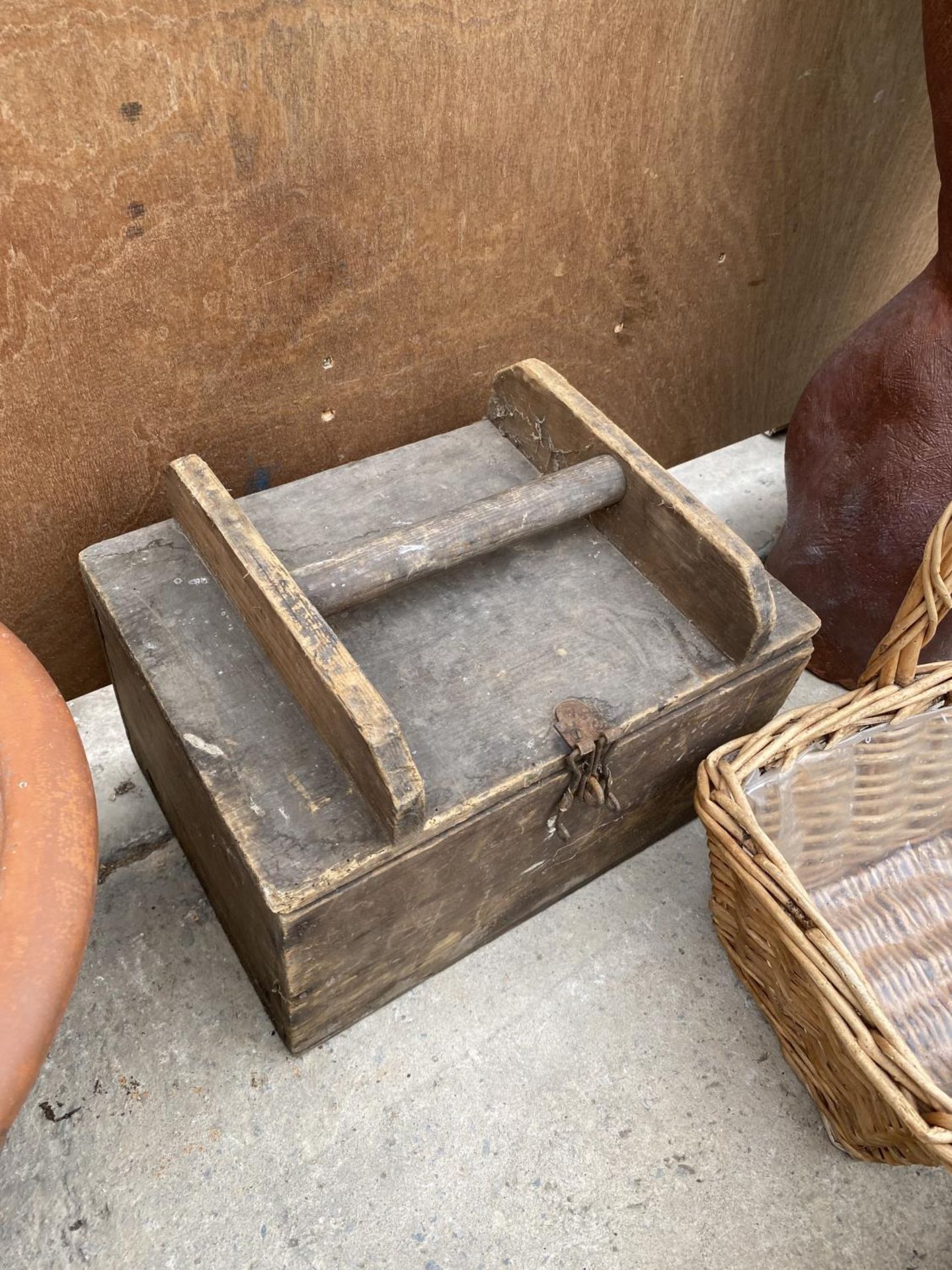 A VINTAGE WOODEN TOOL CHEST, A WICKER BASKET AND A WOODEN BASKET - Image 3 of 3