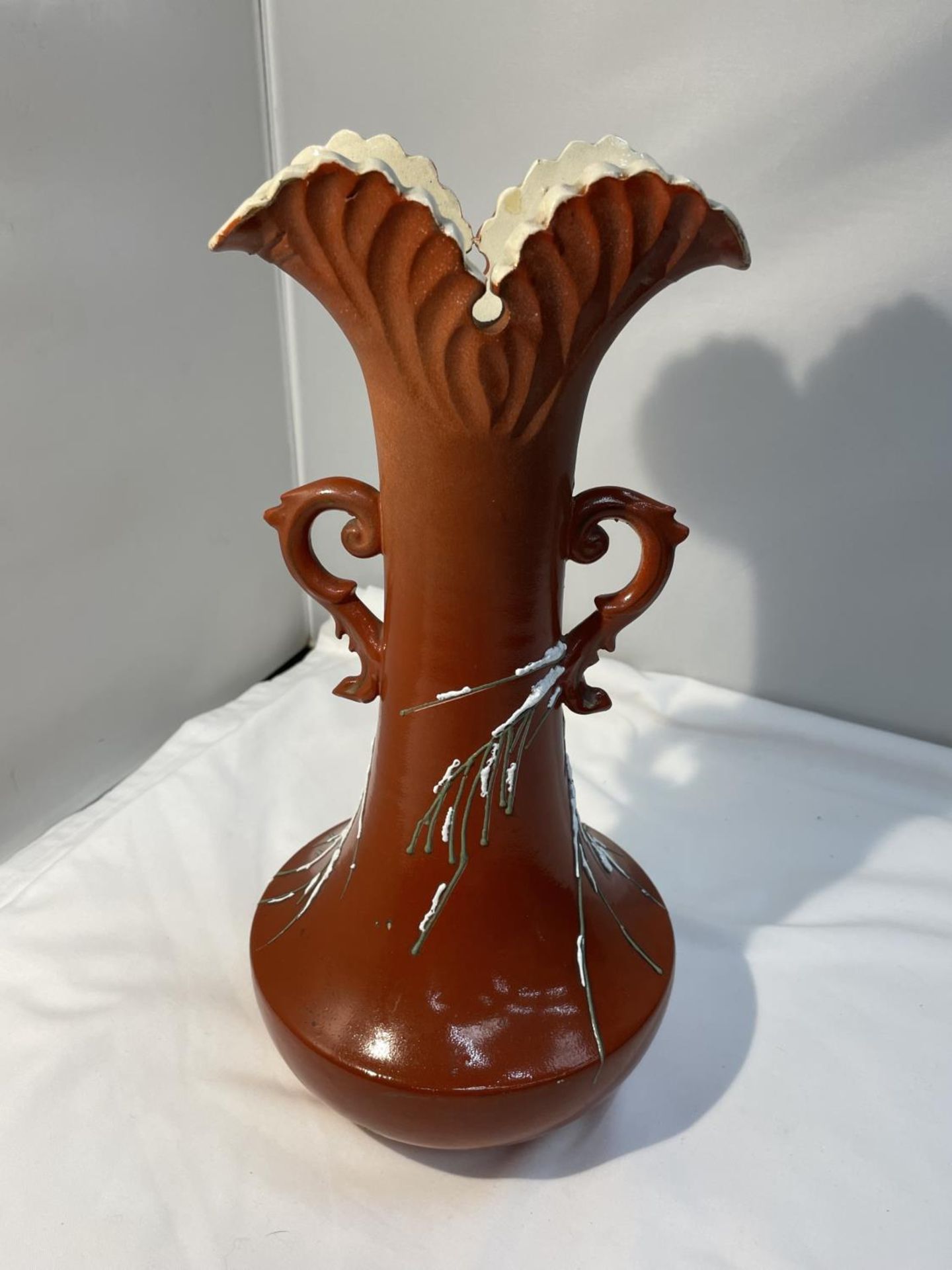 A SIGNED ORIENTAL TWIN HANDLED VASE - Image 3 of 5