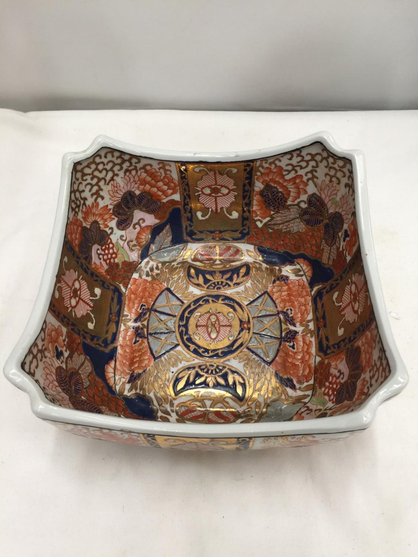 AN ORIENTAL STYLE OLD BOWL WITH 'IMARI' STYLE DECORATION, DIAMETER 23.5 CM, HEIGHT 12CM - Image 2 of 4