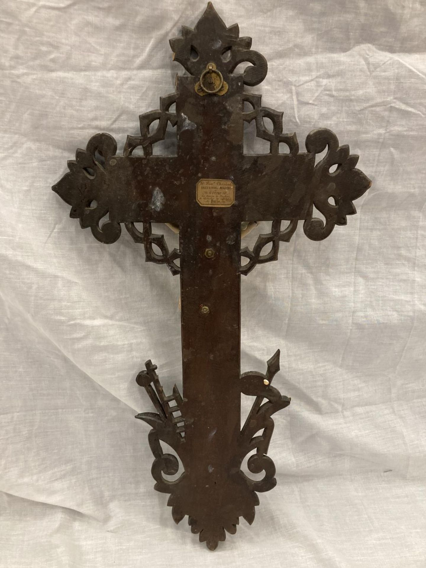 A FRENCH DEPICTION OF CHRIST ON A CARVED MAHOGANY CROSS A/F, HEIGHT 52.5CM - Image 5 of 6