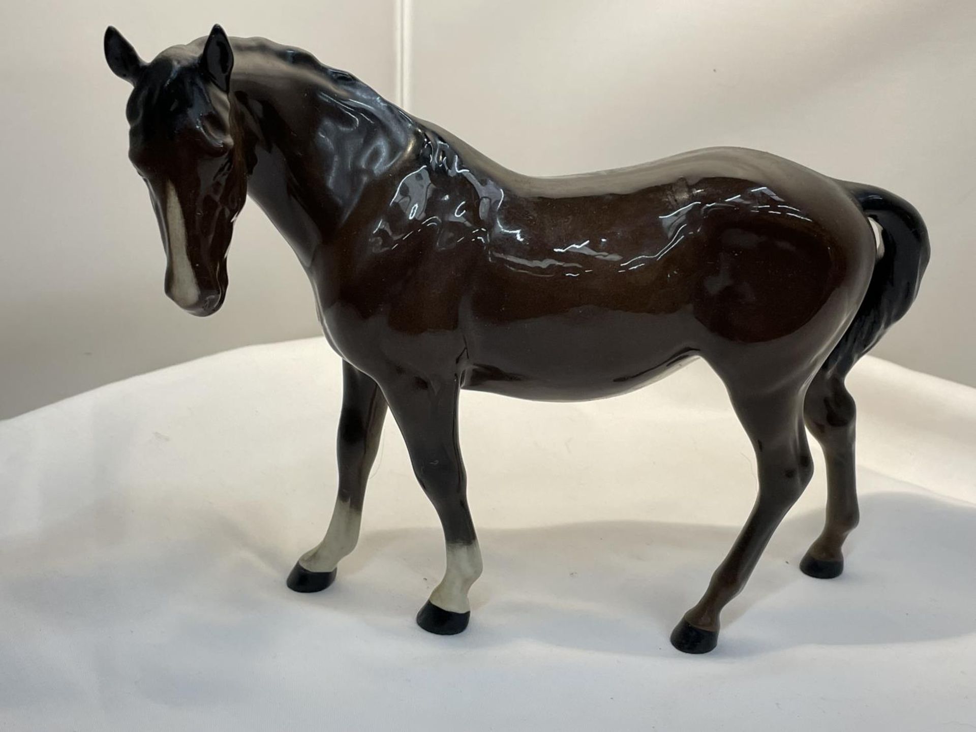 A ROYAL DOULTON GLOSS BAY THOROUGHBRED HORSE