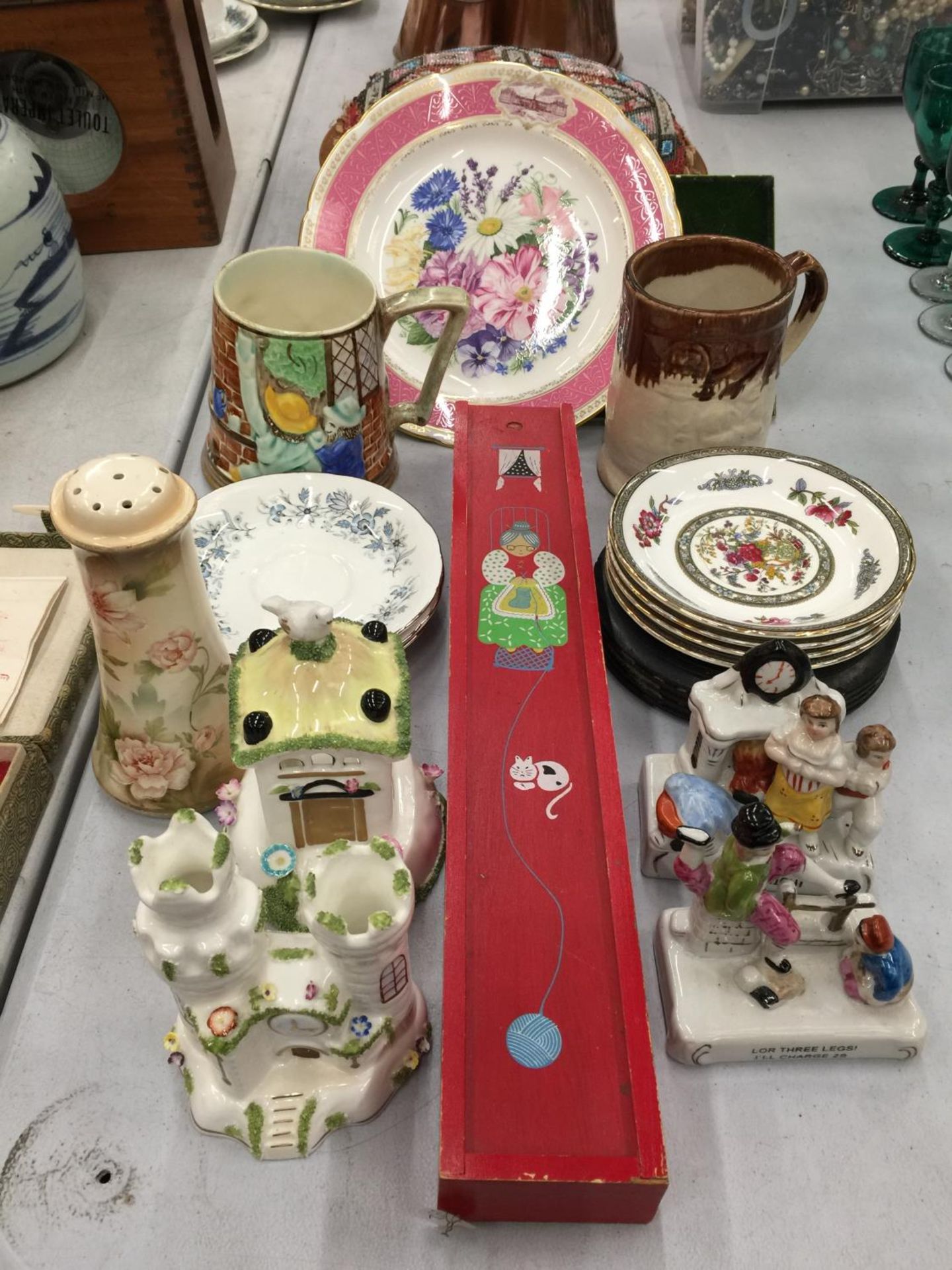 A COLLECTION OF ITEMS TO INCLUDE COALPORT COTTAGES, FIGURES WITH MOTTOS, H J WOOD TANKARD, ROYAL