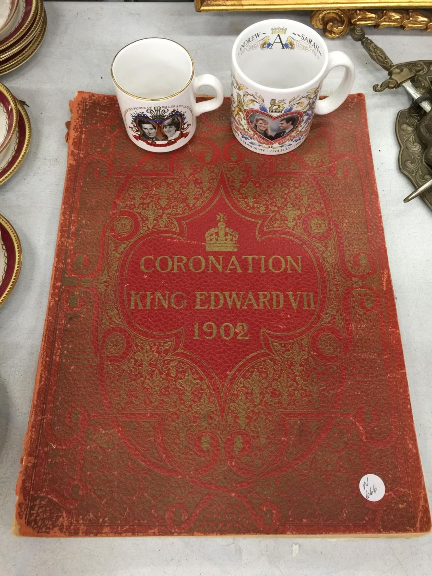 A COLLECTION OF ROYALTY MEMORIBILIA TO INCLUDE THE ILLUSTRATED LONDON NEWS CORONATION OF KING EDWARD - Image 4 of 4