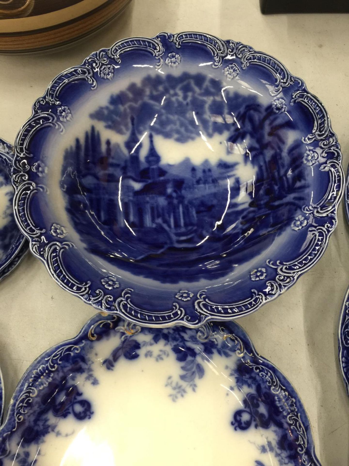 A QUANTITY OF BLUE AND WHITE POTTERY TO INCLUDE ALFRED MEAKIN 'RICHMOND' PLATES, BOWLS,CUPS, - Image 3 of 5