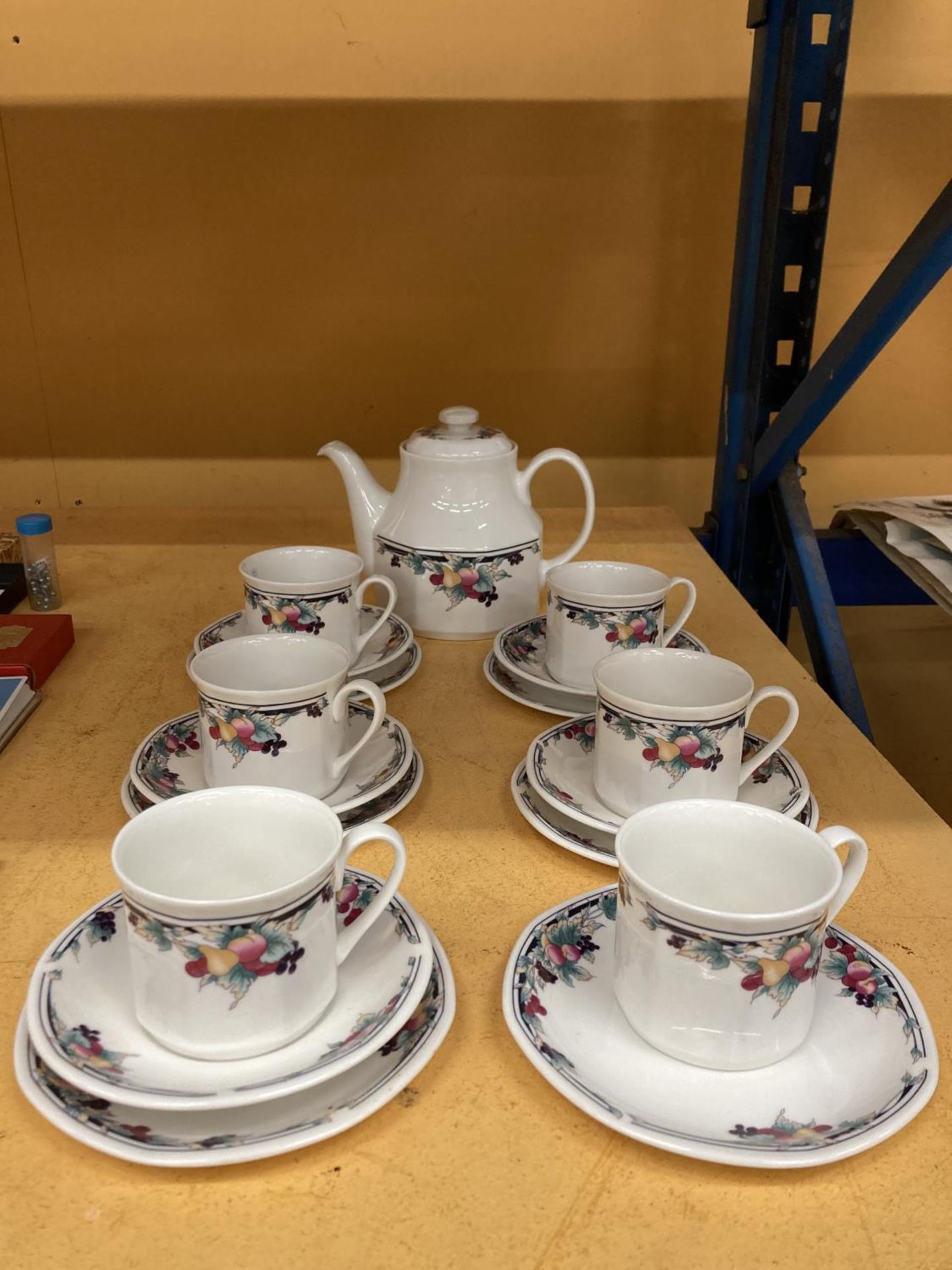 A ROYAL DOULTON 'AUTUMN'S GLORY' PART TEA SET TO INCLUDE TEAPOT, CUPS SAUCERS AND SIDE PLATES